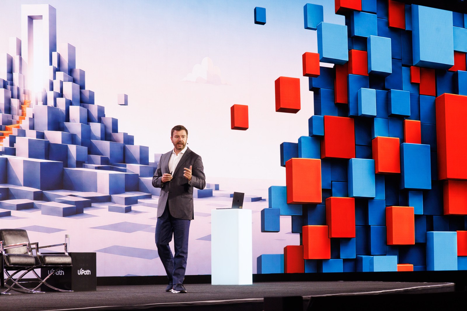 UiPath創辦人兼行政總裁Daniel Dines在FUSION大會舞台上演講
