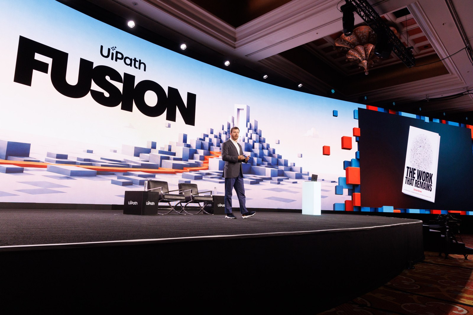 UiPath年度大會FUSION主舞台全景，舞台屏幕展示品牌視覺